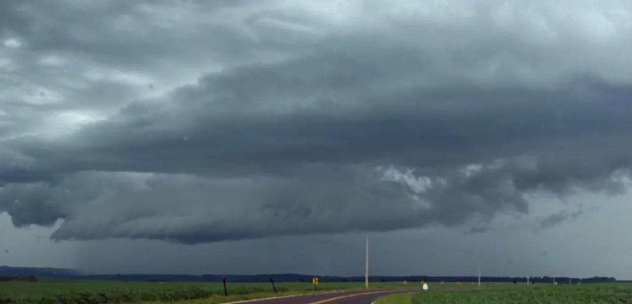 Duas frentes frias trazem chuva e queda nas temperaturas durante o fim de semana no Paraná